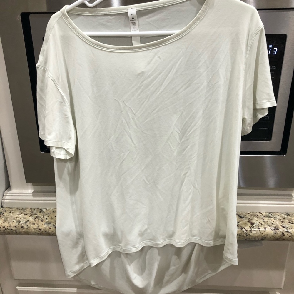 Lululemon shirt shorter in front than back